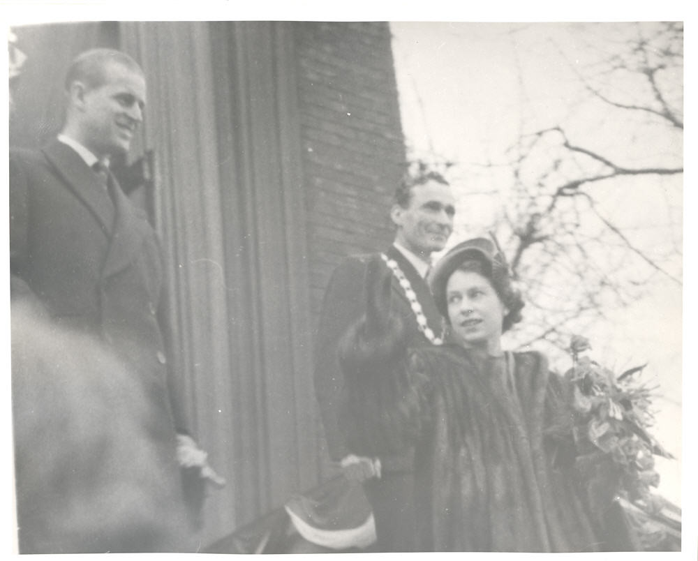Princess Elizabeth waving, with the Duke of Edinburgh and Mayor of Fort William