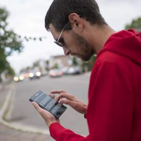 Man using City website on a smart phone
