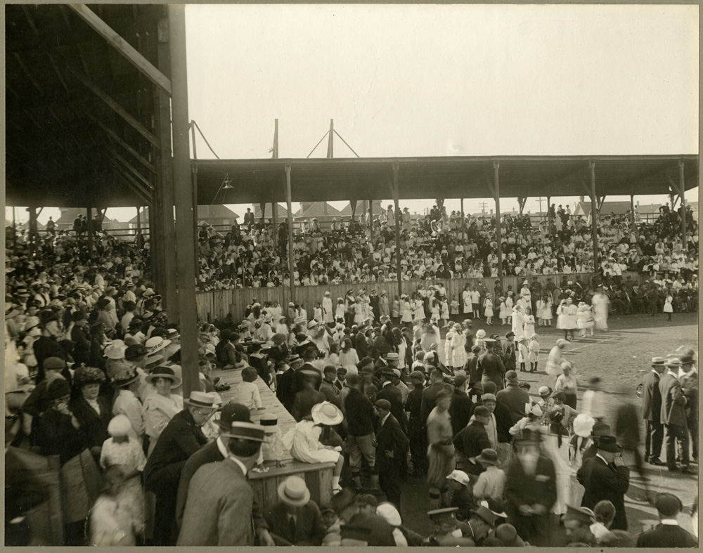  A crowd of more than 2000 people standing in a stadium