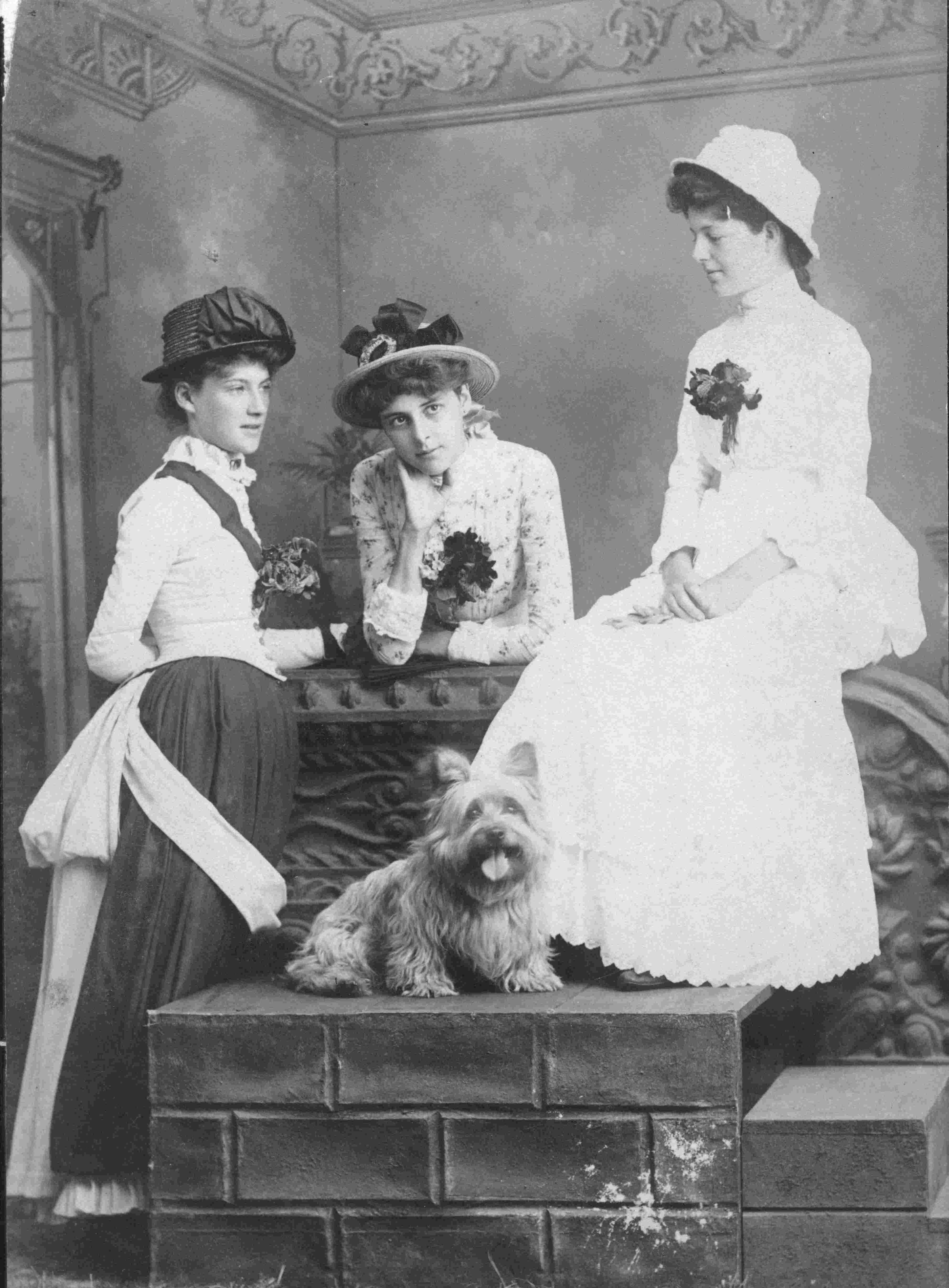 Eva Maude Powley with her sisters and dog