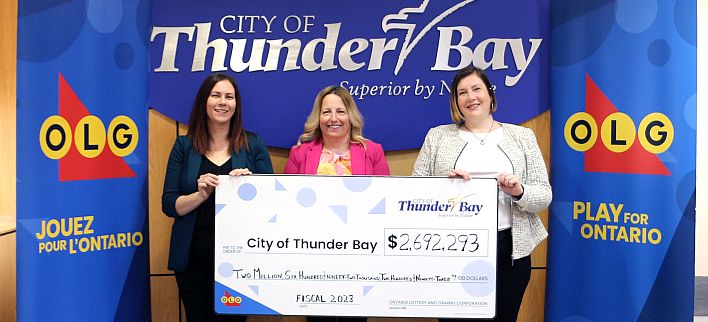 Presentation of ceremonial cheque from OLG to City of Thunder Bay