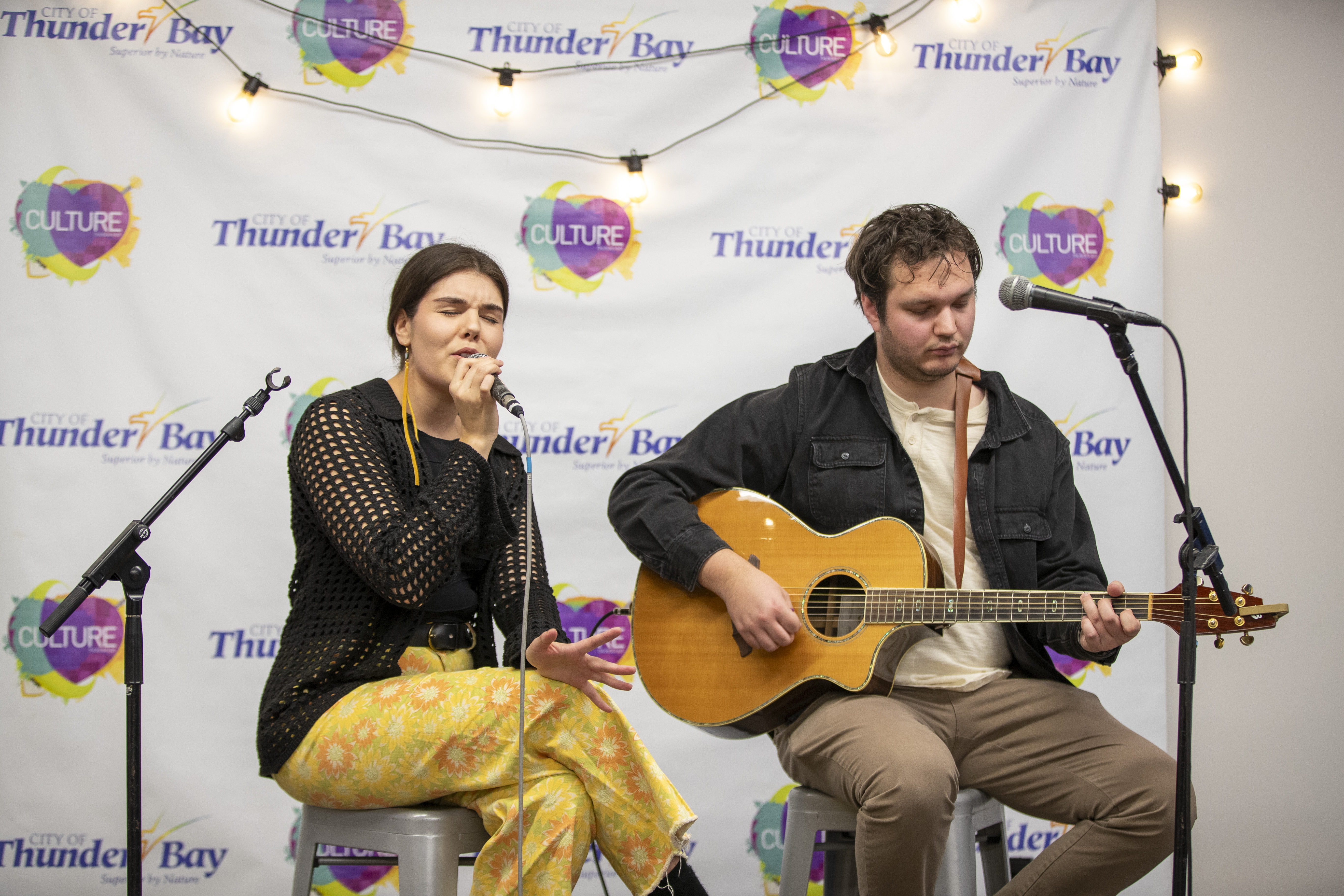 Performers, Sara Kae and Carter Fontaine playing live music