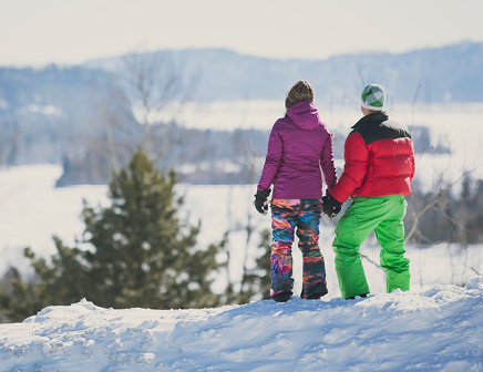 Couple surplombant le lac supérieur en hiver
