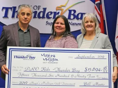 MayorsMulliganChequePresentation2019-newsfeature.jpg