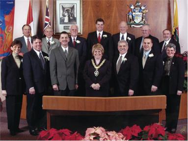 The 2004 City Council standing and sitting for an official portrait with the mayor at the centre