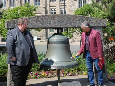 SisterCitiesAdvisoryCommitteeChairMatthewVillellaandMayorBillMauroringthePeaceBell.PNG