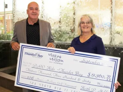 MayorsMulliganChequePresentationtoPROKidssizedforweb.jpg