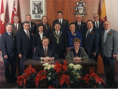 The 1998 City Council standing and sitting for an official portrait with the mayor at the centre