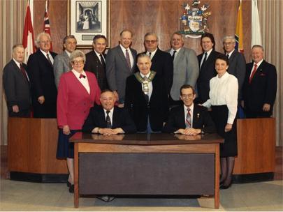 The 1990 City Council standing and sitting for an official portrait with the mayor at the centre