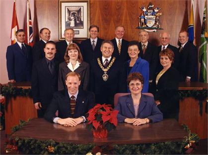 The 2001 City Council standing and sitting for an official portrait with the mayor at the centre